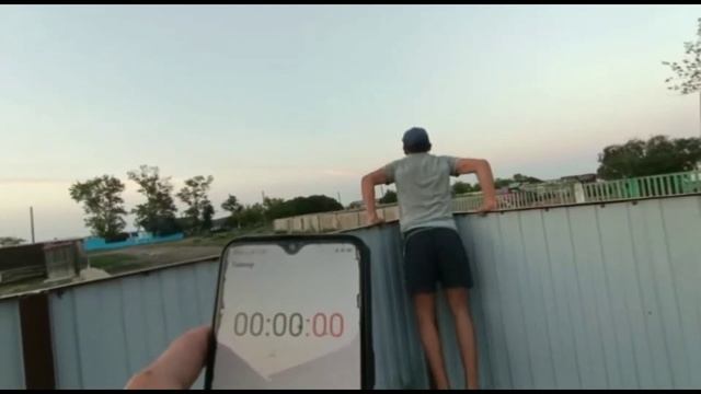 КТО СДЕЛАЕТ БОЛЬШЕ ОТЖИМАНИЙ НА БРУСЬЯХ ЗА 2 МИНУТЫ? смотреть онлайн