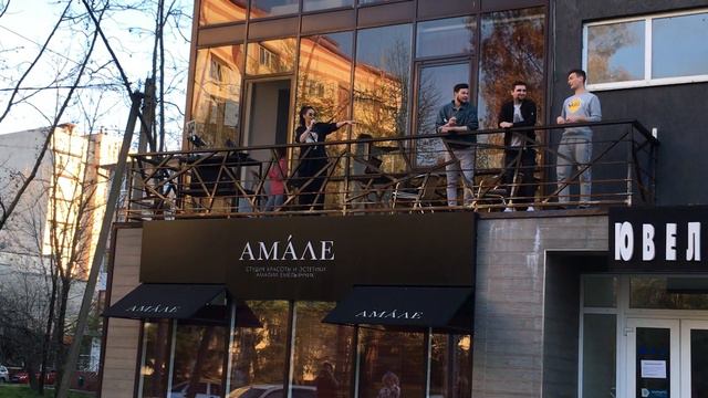 Девушка поёт на балконе и радует всех,кто ее слышит смотреть онлайн