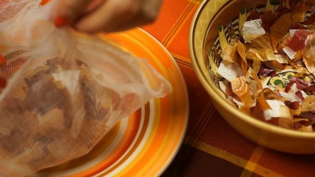 Как покрасить пасхальные яйца (крашенки): классический способ и мраморный рисунок