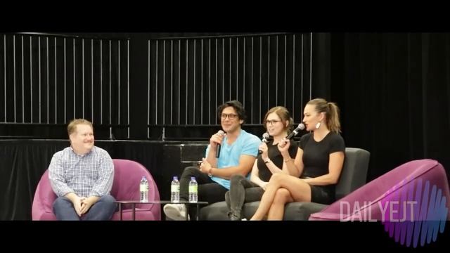 Eliza Taylor with Bob Morley and Tasya Teles at Montreal Comic Con смотреть онлайн