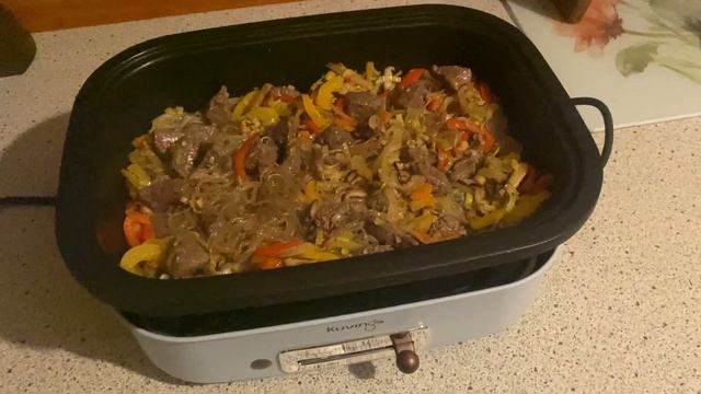 Kuvings MultiGrill - Gotowanie makaronu z wołowiną i warzywami смотреть онлайн