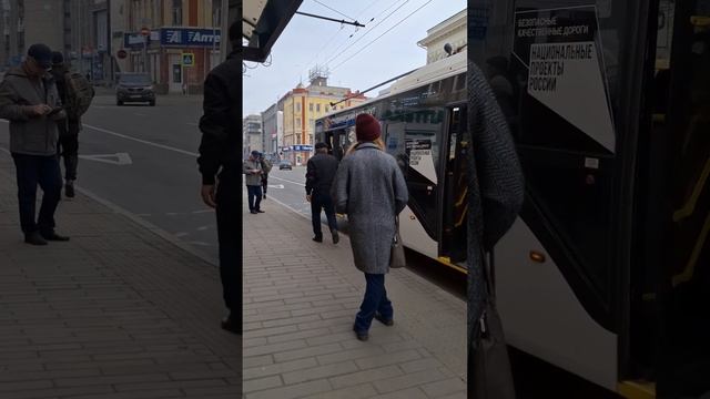 Недовольный пассажир ударил палкой по окну автобуса. Водитель чуть не вытолкал его на дорогу. смотреть онлайн