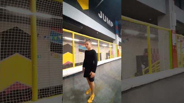 Лёгкие трюки на батуте???