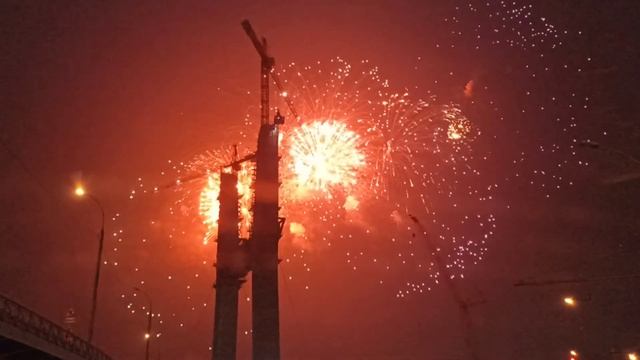 НОВОСИБИРСК САЛЮТ ЗАСТАЛИ В ПРОБКЕ НА ДОРОГЕ... КРАСИВО! С ДНЁМ ПОБЕДЫ! смотреть онлайн