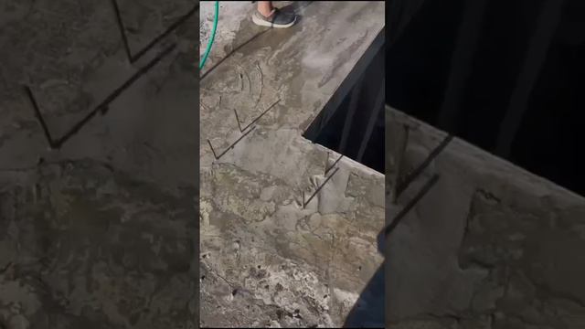 Уход за бетоном 🔥 В жару его нужно поливать водой, чтобы процесс формирования проходил правильно смотреть онлайн