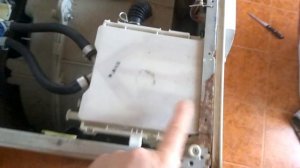 Как очистить порошкоприемник и устранить течь в автоматической стиральной машине.