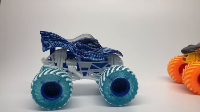 SPIN MASTER MONSTER JAM FIRE & ICE | DOUBLES | SERIES 1A | 1:64 SCALE | Part 1 смотреть онлайн