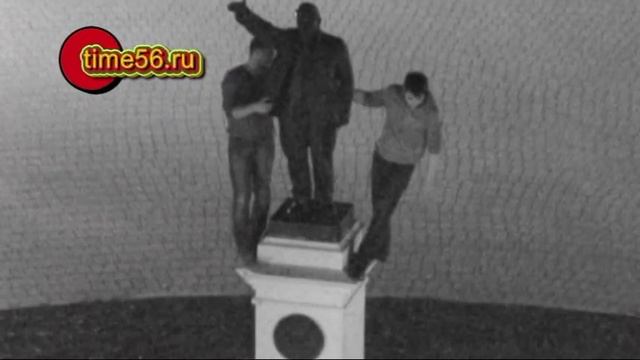 Оренбург залезли на памятник ленина смотреть онлайн