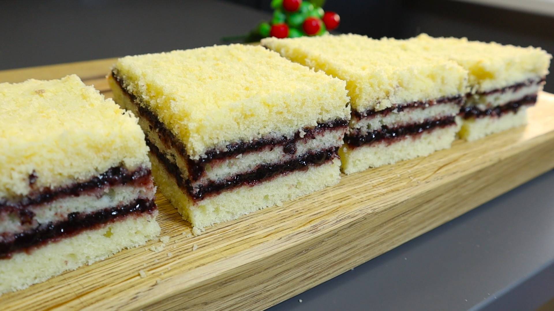 У вас есть банка варенья? Настолько вкусно, что на одном кусочке никогда не могу остановиться.