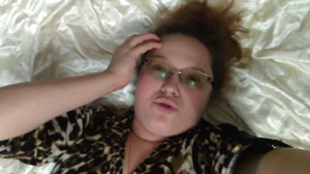 Ремонт в комнате. Поклеили обои. Весёлые батареи. Продаю обувь. смотреть онлайн