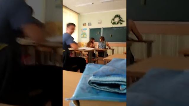 Пацан чуть не розбил лампу на уроке смотреть онлайн