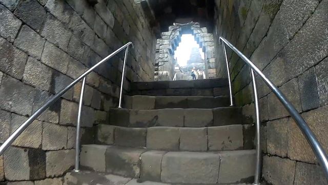 Боробудур (Borobudur) - буддийский храм IX века на острове Ява.