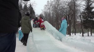 Гуляем всей семьёй и катаемся с ледяных горок