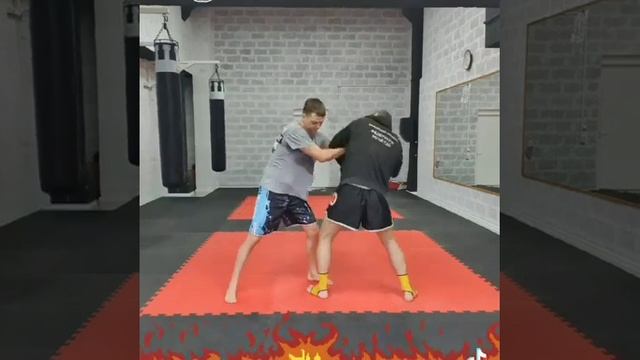 Пузач А.В. муайтай! работа локтями. A. Puzach Muaythai, muay thai elbow strikes смотреть онлайн