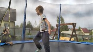 Савелий показывает трюки на батуте **ВОЗВРАЩЕНИЕ ВИКИ**