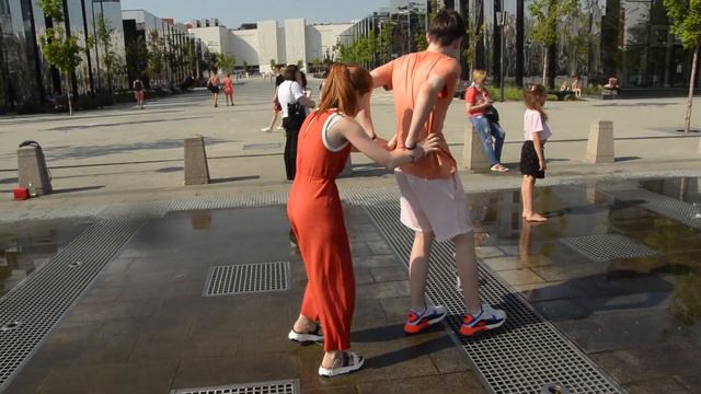 Fountain, Guys, Girls, Summer And Wet Pants. :-) / Фонтан, парни, девушки, лето и мокрые штаны. :-)