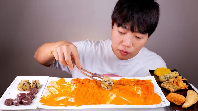 가게이름이 로제떡볶이인 곳의 로제떡볶이 리얼사운드 먹방 | 리뷰 1,000개 평점 5점의 맛은 과연?! Rose tteokbokki Eating show MUKBANG ASMR смотреть онлайн