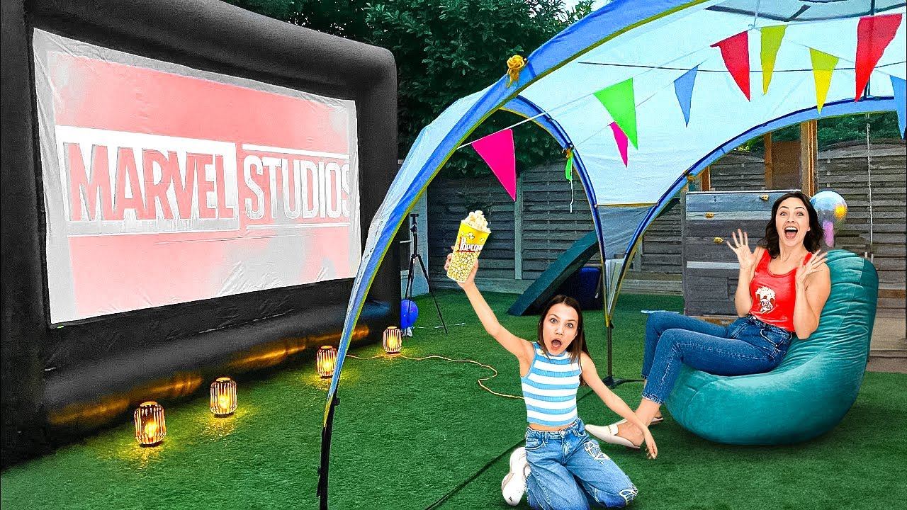 УСТРОИЛИ КИНОТЕАТР ПОД ОТКРЫТЫМ НЕБОМ * Сюрприз для Вики / Вики Шоу смотреть онлайн