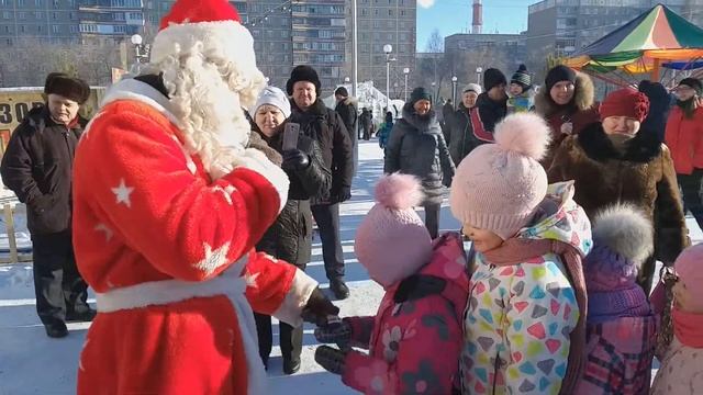 Катя и Настя.Девченки рассказывают стих Деду морозу.Елка.Новый год.Горки.Магнитогорск смотреть онлайн