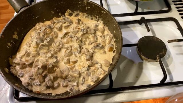 Картофельные котлетки с сметанно-грибным соусом. Вкусно, быстро и доступно. смотреть онлайн