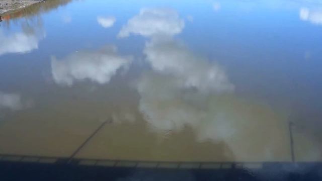 Копия видео 14.04.2015. Киров,Вятка,ледоход.облака в реке,а лёд по ту сторону моста))) смотреть онлайн