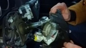 Nissan Tiida 2007 года. Замена подрулевого шлейфа.