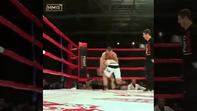 Али Багаутинов во время боя порвал себе УХО! ✔ смотреть онлайн