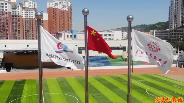 【陕北霞姐】霞姐第一次进入校园和同学们做美食，直感慨校园生活真丰富，临走前还收到一份超级惊喜 смотреть онлайн