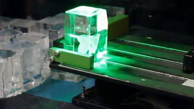 Изображение внутри стекла Медведь смотреть онлайн
