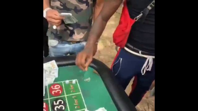 Lil Baby & Offset Have A Big Dice Game In The Hood! смотреть онлайн