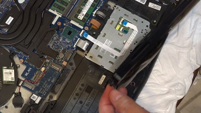 ВЗДУЛСЯ аккумулятор в ноуте Alienware R4 17: СРОЧНАЯ замена батарейки смотреть онлайн