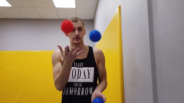 Техника жонглирования Камбоджийского цирка смотреть онлайн