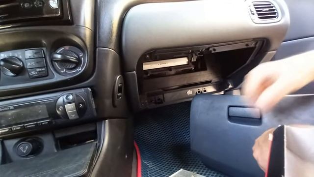 Замена салонного фильтра Nissan Almera N16 смотреть онлайн