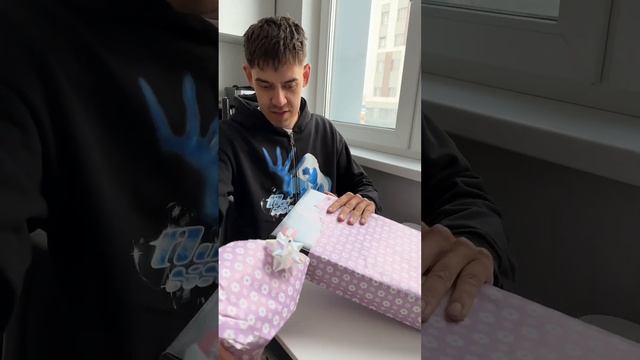 ПОДАРОК ПАРНЮ В ДЕНЬ СВЯТОГО ВАЛЕНТИНА!? смотреть онлайн