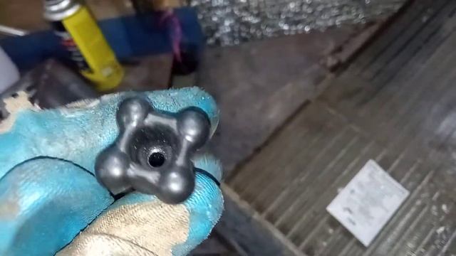 Ремонт радиатора ВАЗ 2109 выкручивание обломанной сливной пробки , установка сливного краника. смотреть онлайн