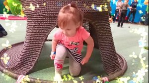 Настя_и Папа играют_в_торговом_центре_