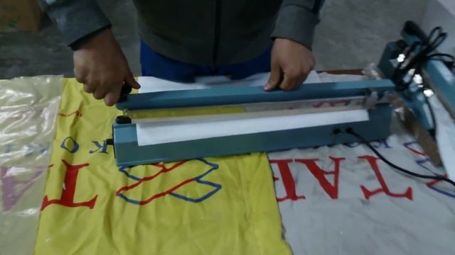 Работа с запайщиком пакетов. Как спаять мешки с помощью запайщика. смотреть онлайн