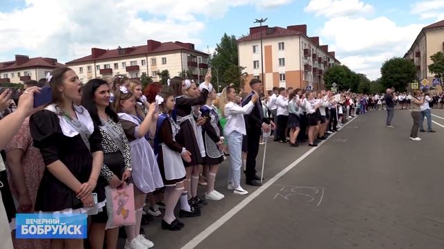 Бобруйский выпускной: станцевать на площади с учителем смотреть онлайн