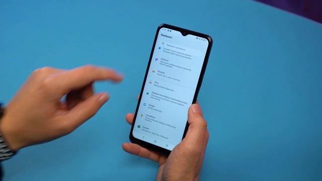 TCL 306 - smartphone s dlouhou výdrží, trojitým foťákem a krásným obrazem za málo peněz смотреть онлайн