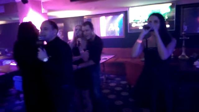 Наша компания в караоке зажигает! смотреть онлайн