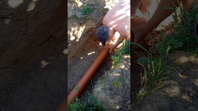 Как я укладываю канализационную трубу от дома. смотреть онлайн