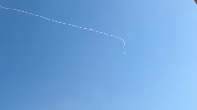 Система ПРО 'Железный купол' сбивает ракету в Ашкелоне смотреть онлайн