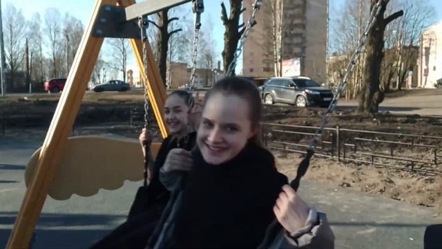 дети и мама на детской площадке после тренировки смотреть онлайн