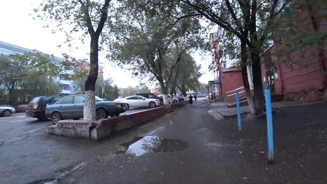 Первый снег в Караганде на улице Чкалова осенью 2021 года остаётся на траве, листьях и машинах смотреть онлайн