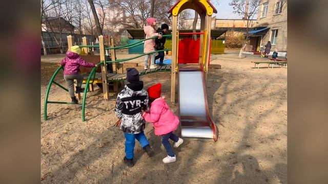 31-10-2023 Любимые обезьянки на прогулке. смотреть онлайн