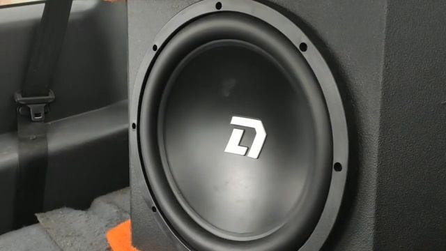 Активный сабвуфер DL Audio Barracuda 12a играет в Mitsubishi Pajero Mini смотреть онлайн