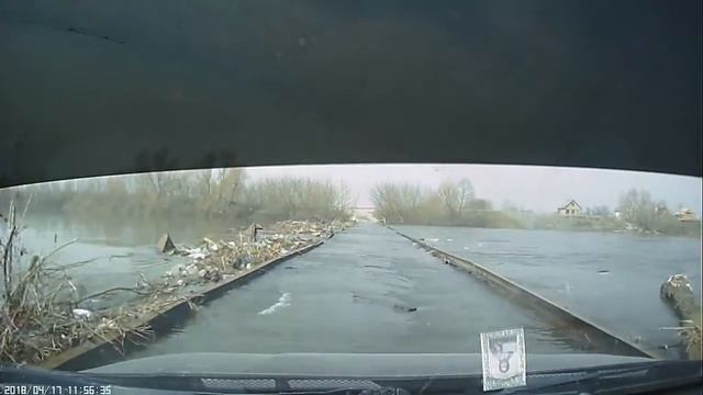 пензенец едет через затопленный мост смотреть онлайн