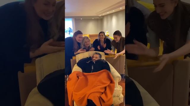 Yalı Çapkını Setinde Şarkı ile uyandırma 😁 смотреть онлайн