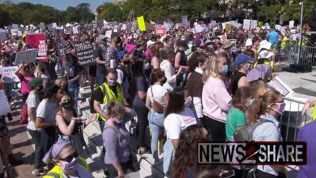 Thousands march to Supreme Court for abortion access following Texas 6-week ban смотреть онлайн