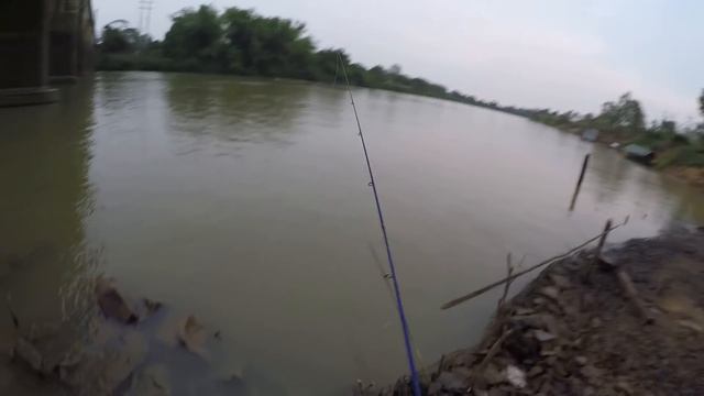 Таиланд 2018 Исан Ловля хищной рыбы на реке смотреть онлайн
